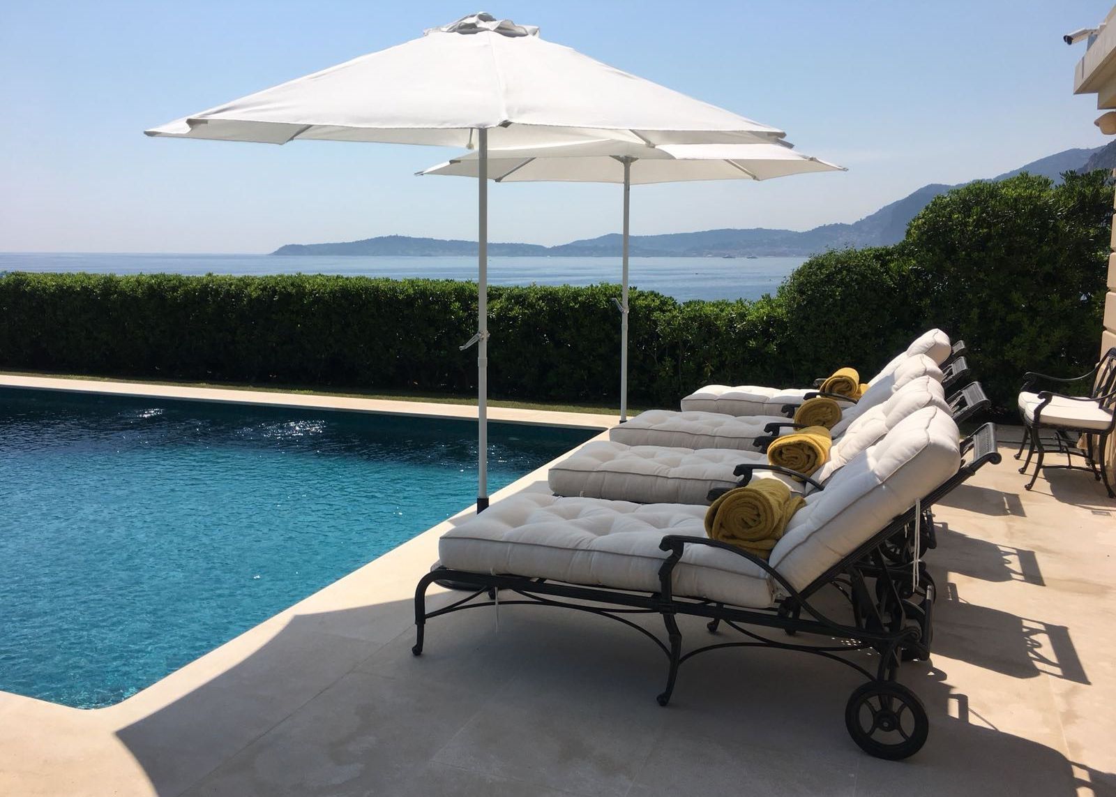 Poolside Perfection: Luxury Sun Loungers for the Hot British Summer